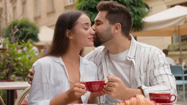 Glückliches Junges Paar Frau Freund Kaukasischer Mann Küsst Freundin Lächeln — Stockfoto