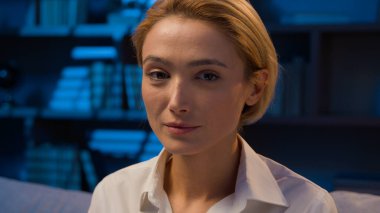 Kameraya bakan beyaz, orta yaşlı kadın kadın. Reddetmeyi reddet. Reddet, reddet.