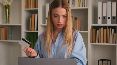 Kafası karışmış müşteri bayanın banka kartı var ödeme reddi sorununu yanlış şifreyle çevrimiçi ödemeye çalışıyor. Endişeli kadın sorunu sanal para Bilgisayarla alışveriş başarısız