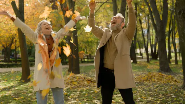 Mutlu Kaygısız Yaşlı Beyaz Çift Emekli Kadını Sever Erkekler Sonbahar — Stok fotoğraf