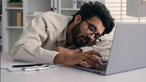 怠惰な疲れた眠っている男性マネージャー疲れた疲れたアラビアのインドのビジネスマンの労働者コンピュータの退屈なリモートジョブの男はオフィスでデスクトップのナッピングで眠ります 疲労なし エネルギー睡眠 — ストック写真