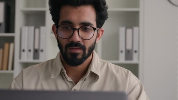 阿拉伯裔印度商人精疲力竭办公室职员工作笔记本电脑生病疲倦的商人揉着干巴巴的痒眼睛摘下眼镜坏视力头疼偏头痛健康问题 — 图库视频影像