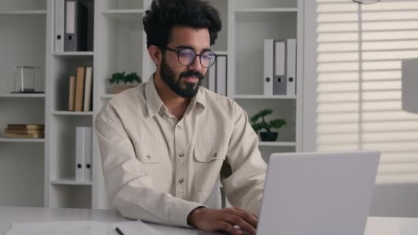 疲れた不満のインドのアラビアのビジネスマン ラップトップコンピュータで働くビジネスマン オフィス マネージャー 不快な座って筋肉の緊張を感じる痛みを伴うネック バッカシュマッサージ背中のスパムの健康問題 — ストック動画