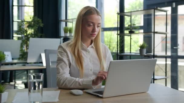 Kaukaska Businesswoman Dziewczyna Kobieta Pracodawca Pracuje Laptopem Biurze Przeglądanie Komputera — Wideo stockowe