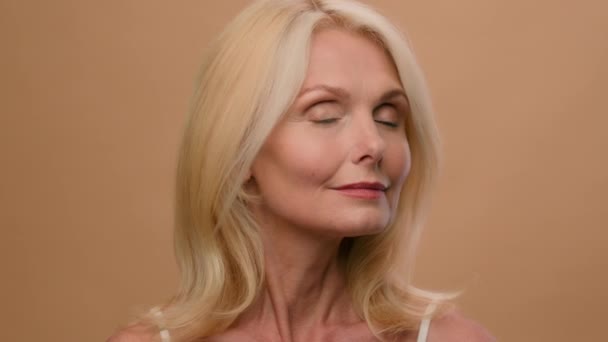 Close Beautiful Caucasian Senior Mature Woman Smiling Mid Aged 50S — Vídeo de stock