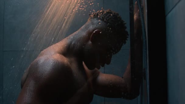 非裔美国人肌肉强壮的男人赤身裸体的男人伤心的男人沮丧的男人洗澡在落水洗浴身体的例行公事在浴室里承受抑郁症压力阳痿心理紧张 — 图库视频影像