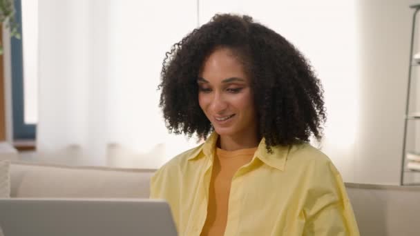 エスニック 20代 オンライン遠隔教育を勉強 アフリカ系アメリカ人 ビジネスマン インターネット ラップトップPcのコンピュータでフリーランス ショッピング Eラーニング — ストック動画