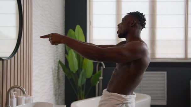 Afroamerikaner Glücklich Lustig Verspielt Männlich Nackt Mit Badetuch Auf Hüften — Stockvideo
