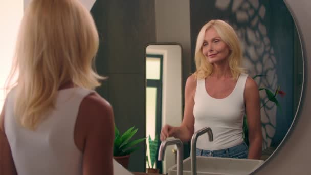 Yaşlarda Güzel Çekici Beyaz Olgun Şehvetli Bir Kadın Aynanın Yansımasına — Stok video