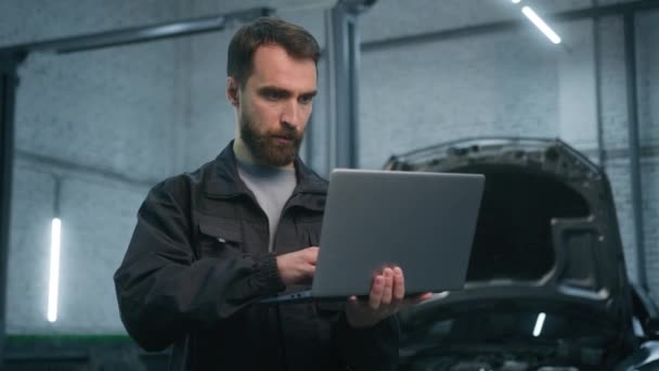 Hombre Adulto Hombre Caucásico Mecánico Automóviles Reparador Utilizando Computadora Portátil — Vídeos de Stock