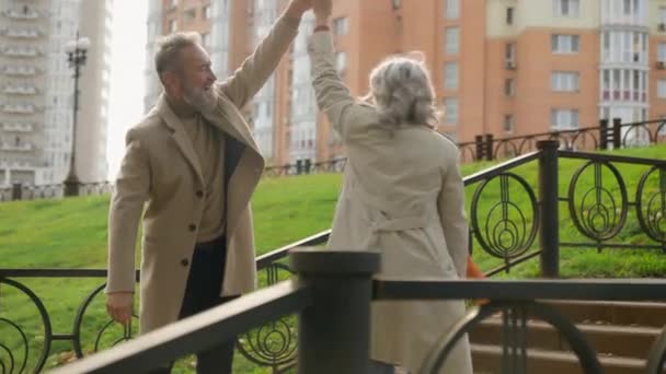 Glücklich Kaukasischen Familie Unbeschwert Reif Paar Mann Frau Tanzen Zusammen — Stockvideo