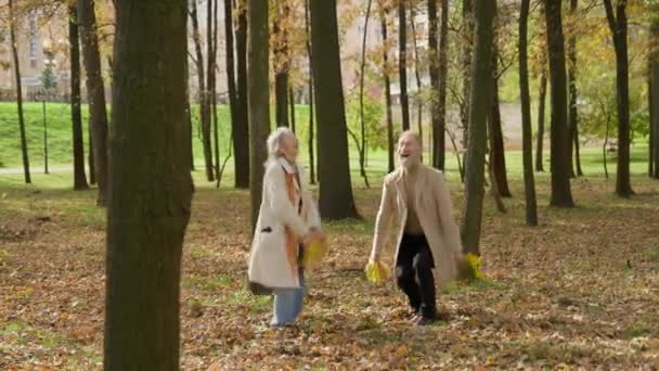 Eğlenceli Emekli Neşeli Neşeli Yaşlı Bir Adam Sonbahar Parkında Birlikte — Stok video