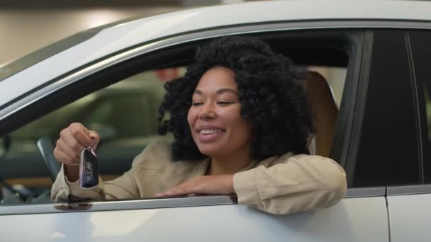 Boldog Izgatott Ügyfél Vevő Mosolygó Afro Amerikai Etnikai Belül Autó — Stock videók