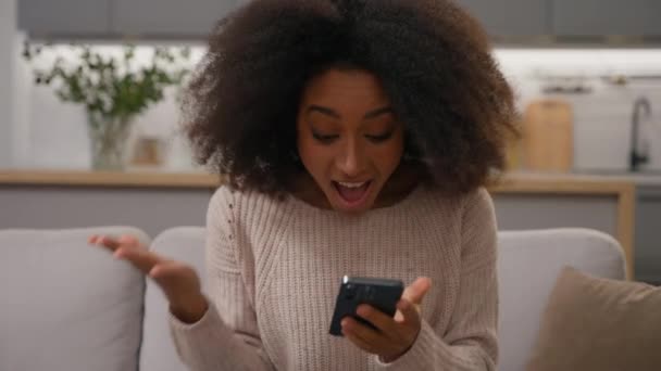 Σοκαρισμένη Έκπληκτος Αφροαμερικανή Γυναίκα Χαρούμενη Γυναίκα Κοιτάζοντας Smartphone Ανοιχτό Στόμα — Αρχείο Βίντεο