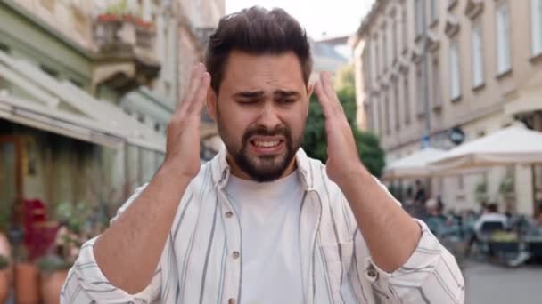Olycklig Ung Kaukasisk Man Håller Huvudet Affärsproblem Problem Stad Utomhus — Stockvideo