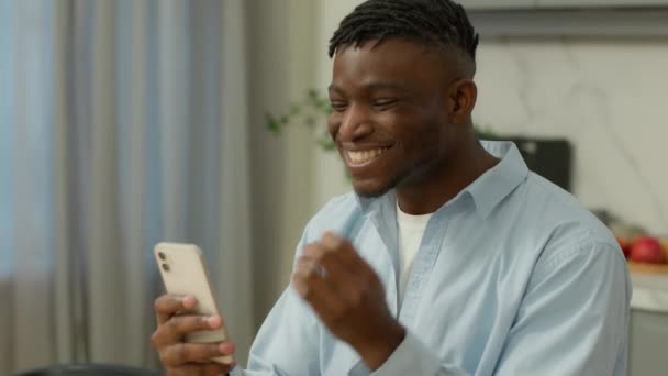 Захоплений Афроамериканський Чоловік Етнічний Користувач Читає Хороші Новини Мобільному Телефоні — стокове відео