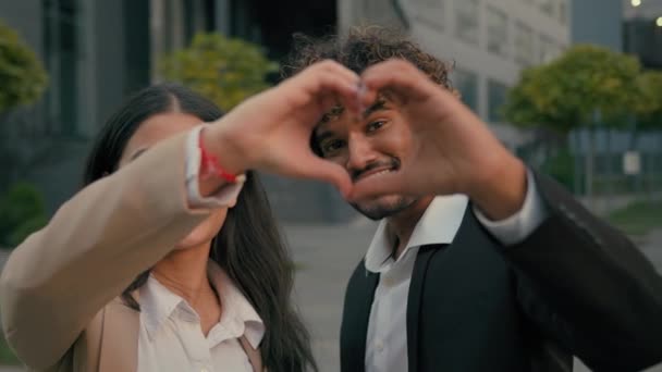 Arkadaşı Birbirine Aşık Gönüllüler Mutlu Ortaklar Gülümsüyor Hintli Çift Arap — Stok video