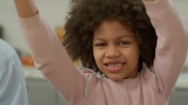 Boldog Gondtalan Pozitív Játékos Tánc Afro Amerikai Etnikai Gyermek Lány — Stock videók