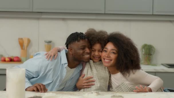 Keluarga Beretnis Afrika Amerika Yang Bahagia Dapur Memeluk Ayah Birasial — Stok Video