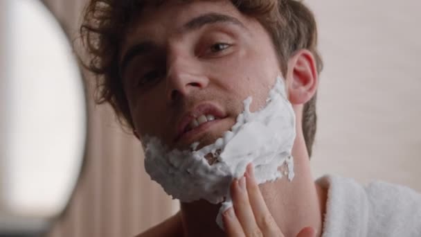 Close Retrato Headshot Caucasiano Barba Unshaven Cerda Homem Cara Mancha — Vídeo de Stock