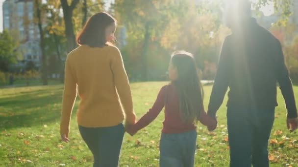 ハッピーコーカサス家族が公園で歩いて手を握る 子供と話す 屋外での散歩 自然の週末の休日は一緒に過ごす 晴れた天気の春 — ストック動画