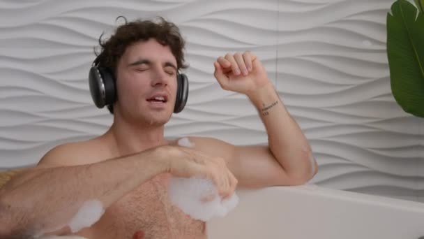 Caucasiano Feliz Despreocupado Relaxado Cara Homem Relaxar Banheira Espumosa Cantando — Vídeo de Stock