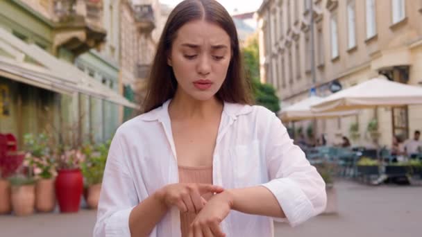 Caucasico Europeo Donna Sconvolto Tardi Braccia Incrociate Mostrando Mano Orologio — Video Stock
