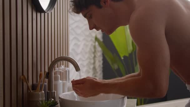 Καυκάσιος Άντρας Πλένει Πρόσωπο Νερό Στο Νεροχύτη Άντρας Γυμνός Άντρας — Αρχείο Βίντεο