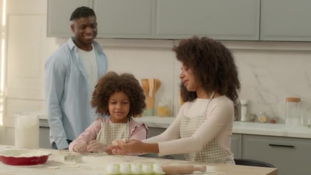 African American Ευτυχισμένη Οικογένεια Στο Σπίτι Μητέρα Κουζίνα Την Κόρη — Αρχείο Βίντεο