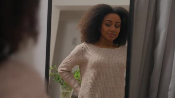 Satisfecho Mujer Afroamericana Preen Mirando Espejo Reflexión Admirar Comprar Ropa — Vídeos de Stock