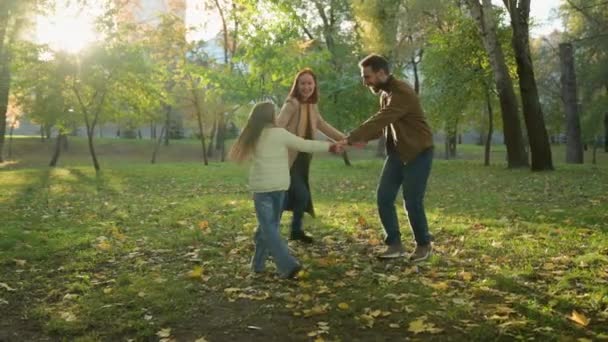 Счастливая Семья Радостный Играть Мама Папа Держит Руки Вокруг Танца — стоковое видео