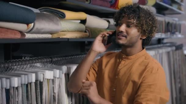 Arabian Ινδός Άνθρωπος Χαρούμενος Πωλητής Μόδας Πελάτης Στυλίστας Μιλάμε Κινητό — Αρχείο Βίντεο