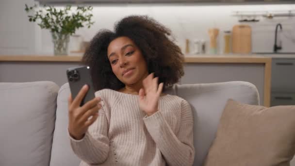 Szczęśliwy Uśmiech Afroamerykanka Mówi Telefon Komórkowy Smartfon Wirtualne Spotkanie Etniczne — Wideo stockowe
