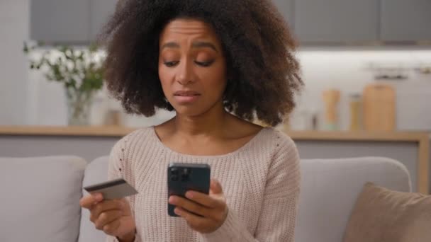 Gestresst Unzufrieden Afroamerikanerin Weiblich Käufer Ethnischen Kunden Mädchen Zahlen Online — Stockvideo
