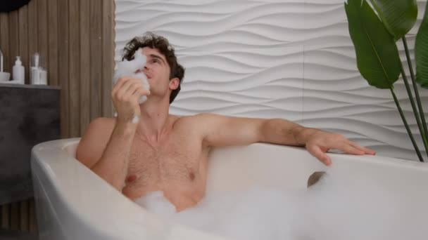 Kaukasische Entspannt Mann Kerl Männlich Nackt Badewanne Bad Hause Hotel — Stockvideo