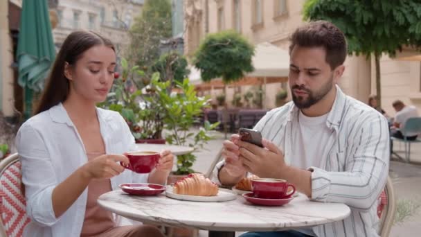 Kaukasiska Par Café Missnöjd Olycklig Kvinna Armar Korsade Man Mobiltelefon — Stockvideo