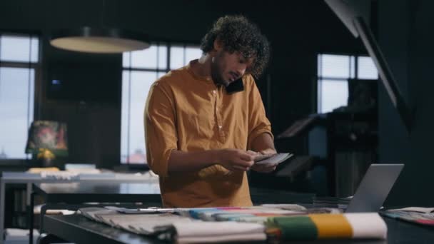 Indiska Affärsman Arabien Affärsman Dekoratör Manliga Skräddare Modedesigner Couturier Multitasking — Stockvideo