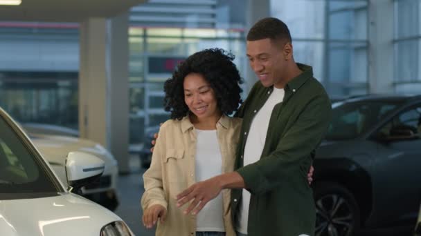 Pareja Feliz Familia Afroamericano Hombre Mujer Novio Novia Elegir Automóvil — Vídeos de Stock
