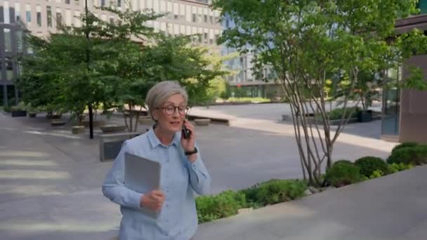 Beyaz Kadını Şehir Merkezinde Çalışan Yaşlı Yaşlarda Kadını Gülümseyen Mutlu — Stok video