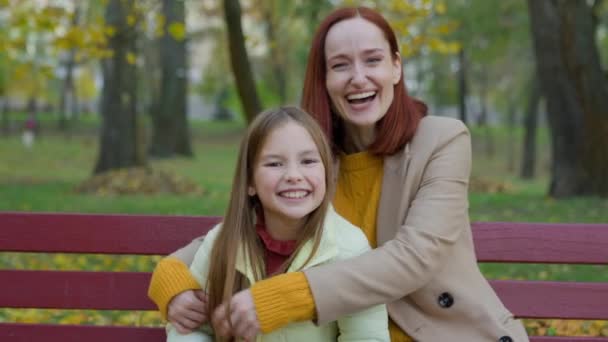 Glückliche Familie Kaukasische Mutter Mit Kleiner Tochter Umarmt Lächelnd Parkbank — Stockvideo