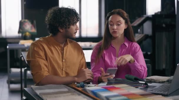 Pareja Multiracial Diseñadores Moda Creativos Eligen Tela Textil Tela Materiales — Vídeos de Stock