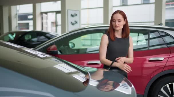 Kavkazský Žena Dívka Kupující Koupit Nové Auto Žena Zákazník Řidič — Stock video