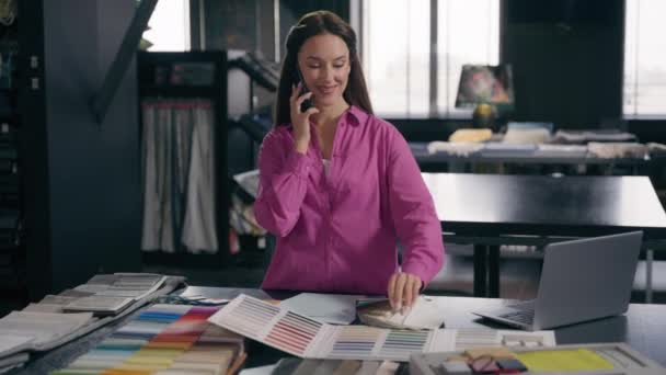 Designer Mode Architecte Femme Affaires Caucasienne Fille Heureuse Tailleur Travailler — Video