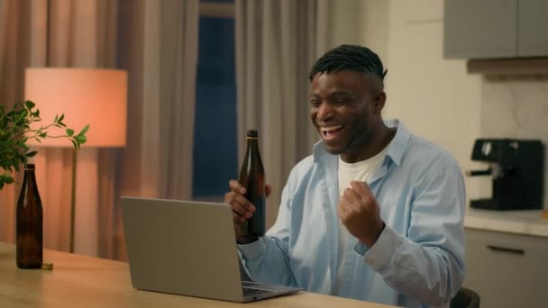 Sarhoş Mutlu Şampiyon Afrikalı Amerikalı Etnik Çift Irklı Bira Bağımlısı — Stok video