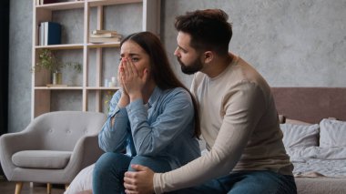 Çiftler aile sorunları ayrılık anlaşmazlıkları, boşanmalar, boşanmalar, boşanmalar, beyaz koca, ağlayan, ağlayan, kendini suçlu hisseden kadın, özür dile, özür dile, evde destek ol.