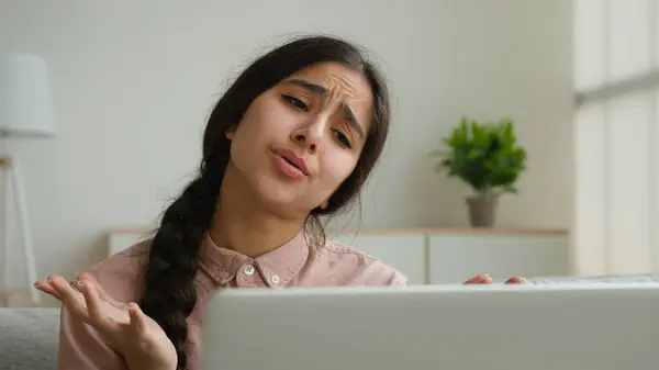 压力大的阿拉伯裔印度女商人女学生在笔记本电脑上的在线考试不及格负结果失望的女教师在家里的电脑问题失败的项目失业了 — 图库照片
