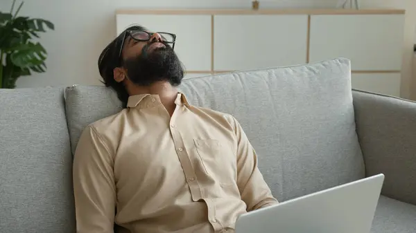Trött Utmattad Frilansare Arbetar Med Laptop Hemma Overworked Arabiska Muslim — Stockfoto