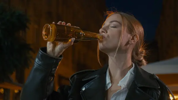 Européen Jeune Femme Boire Alcool Tenant Bouteille Bière Profiter Satisfait — Photo