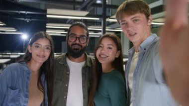 Mutlu çok ırklı arkadaşlar çok uluslu çeşitlilik grupları kadın öğrenciler kız arkadaşlar iş arkadaşları ofiste birlikte poz vererek cep telefonundaki selfie fotoğrafına gülerek.