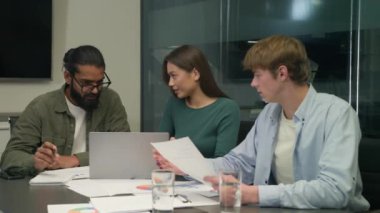 Büro erkek ve kadın yöneticileri, çok ırklı iş arkadaşları, iş ortakları, iş kadınları, belgelerin satış istatistikleri, veri grafikleri, konferans odasında planlanan stratejiler hakkında görüşüyorlar.